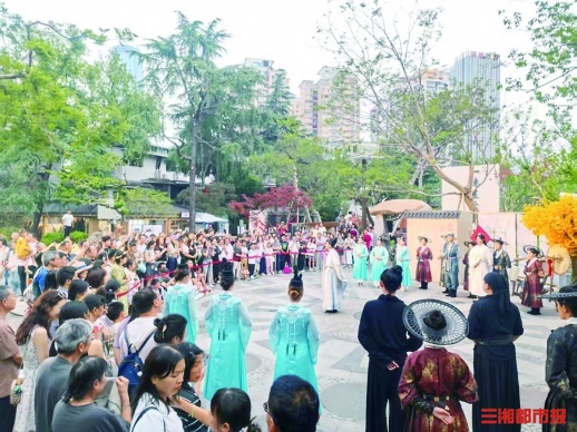 漫等融合剧本杀成“行走的游戏”澳门新葡京进入景区、商场与动(图2) 漫等融合剧本杀成“行走的游戏”澳门新葡京进入景区、商场与动(图2)